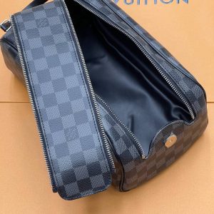 Косметичка Louis Vuitton Dopp Kit