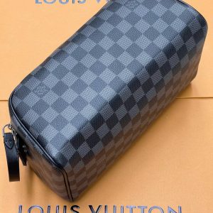 Косметичка Louis Vuitton Dopp Kit