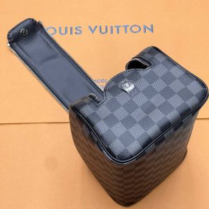 Косметичка Louis Vuitton Dopp Kit