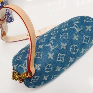 Сумка на пояс Louis Vuitton