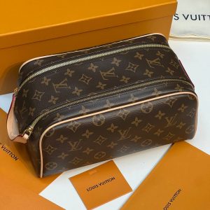 Косметичка Louis Vuitton Dopp Kit