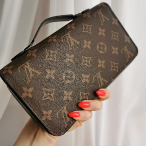 Клатч Louise Vuitton