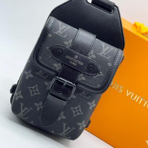 Сумка-слинг Louis Vuitton Saumur