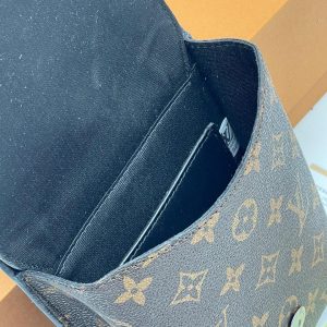 Сумка-слинг Louis Vuitton Saumur