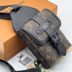 Сумка-слинг Louis Vuitton Saumur