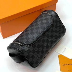 Косметичка Louis Vuitton Dopp Kit