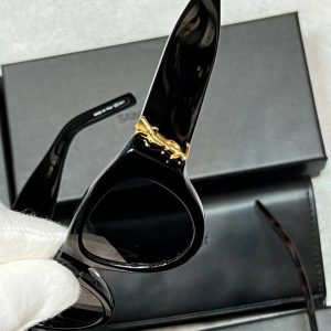 Солнцезащитные очки Yves Saint Laurent