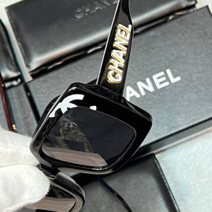 Солнцезащитные очки Chanel