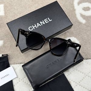 Солнцезащитные очки Chanel