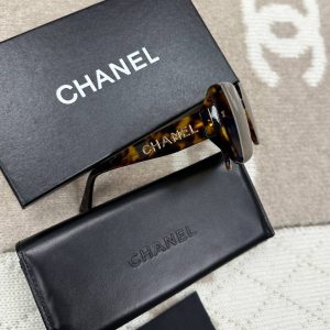 Солнцезащитные очки Chanel