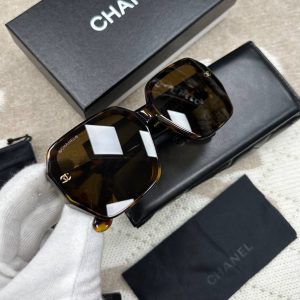 Солнцезащитные очки Chanel