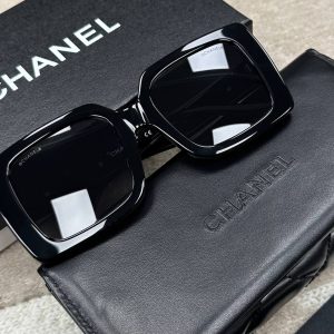 Солнцезащитные очки Chanel