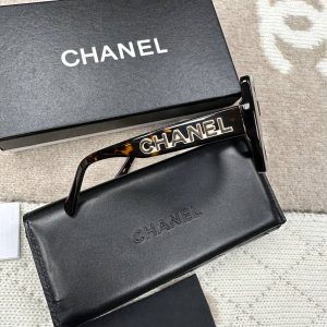 Солнцезащитные очки Chanel