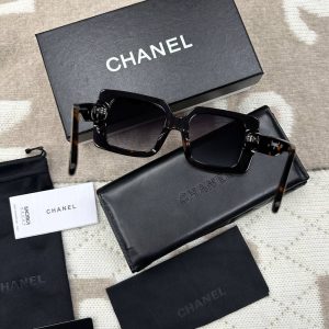 Солнцезащитные очки Chanel