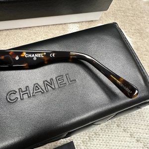 Солнцезащитные очки Chanel