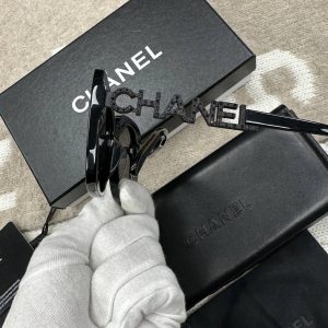 Солнцезащитные очки Chanel