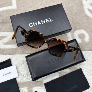 Солнцезащитные очки Chanel