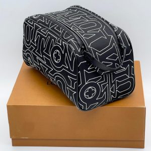 Косметичка Louis Vuitton Dopp Kit