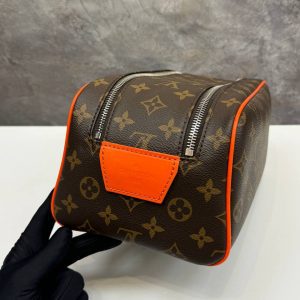 Косметичка Louis Vuitton Dopp Kit