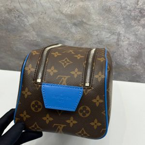 Косметичка Louis Vuitton Dopp Kit