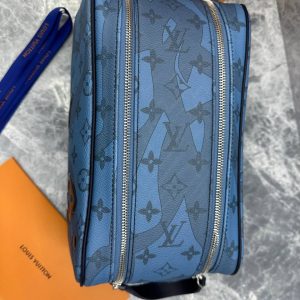 Косметичка Louis Vuitton Dopp Kit