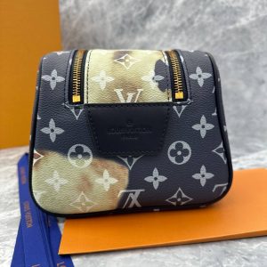 Косметичка Louis Vuitton Dopp Kit