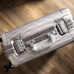 Чемодан Dior и Rimowa