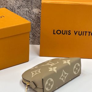 Косметичка Louis Vuitton Cosmetic Pouch