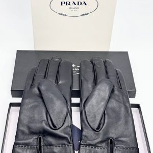 Перчатки Prada