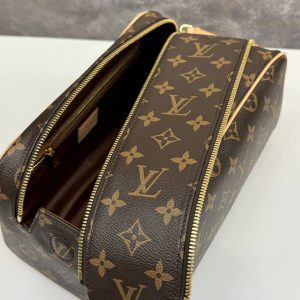 Косметичка Louis Vuitton Dopp Kit