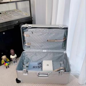 Чемодан Dior и Rimowa