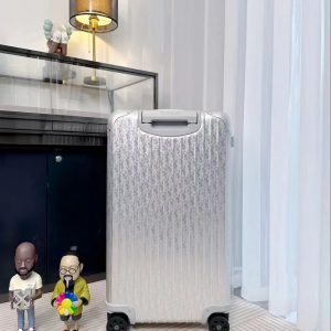 Чемодан Dior и Rimowa